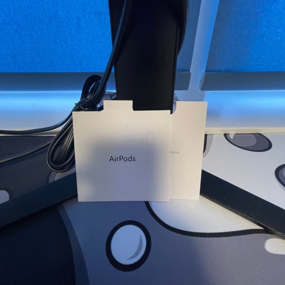 Airpod Gen 1 brand new with original box and charger - Picture 4 of 4